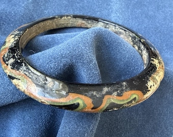 Brazalete de cristal policromado de la época romana antigua (siglos I-IV d. C.)
