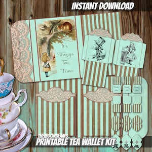 Könnte beinhalten: Druckbarer Alice im Wunderland Tee-Geldbörsen-Set mit einem gestreiften Hintergrund in Teal und Braun. Das Set enthält eine Tee-Geldbörse, Teebeutel-Umschläge und Teebeutel-Etiketten. Die Tee-Geldbörse zeigt eine Vintage-Illustration von Alice und der Cheshire-Katze. Die Teebeutel-Umschläge zeigen eine Vintage-Illustration des Hutmachers und der Herzkönigin. Die Teebeutel-Etiketten zeigen den Text "Drink Me".