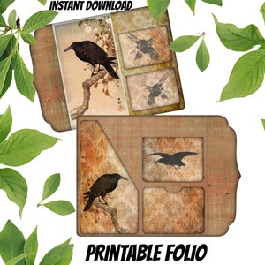 Może przedstawiać: Drukowany folio o estetyce vintage z czterema kwadratowymi przegródkami. Każda przegródka zawiera ilustrację czarnego kruka. Folio ma postarzaną brązową powierzchnię z subtelnym wzorem kwiatowym.