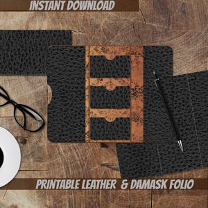 Może przedstawiać: Czarny skórzany folio z teksturowaną powierzchnią, otwarty, aby odsłonić przegródki na karty i ozdobny brązowy pasek. Obecny jest również pasujący portfel, okulary, długopis i filiżanka kawy. Widoczny jest tekst "INSTANT DOWNLOAD" i "PRINTABLE LEATHER & DAMASK FOLIO".
