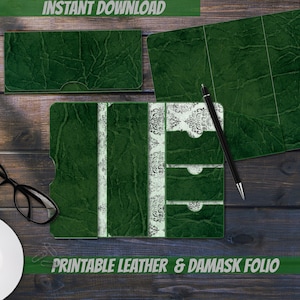 Może przedstawiać: Zielone skórzane i damaszkowe folio z pasującym etui na czek i długopisem. Folio jest otwarte, ukazując kieszenie i wzór damasceński. Widoczny jest tekst "PRINTABLE LEATHER & DAMASK FOLIO".