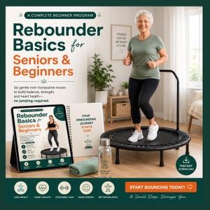 Op de afbeelding: Een digitaal programma getiteld Rebounder Basics for Seniors & Beginners met een minitrampoline met handvat, een tablet met de gids, een spiraalblok, een waterfles en een opgevouwen groene handdoek voor oefeningen met lage impact.
