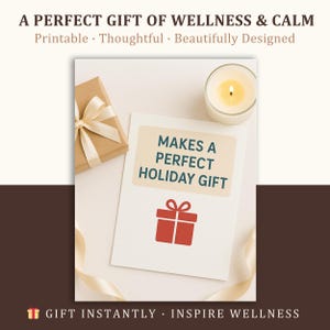K&ouml;nnte beinhalten: Ein Geschenkset mit einer brennenden Kerze, einem Geschenk mit Schleife und einer Karte mit der Aufschrift "MACHT EIN PERFEKTES URLAUBSGESCHENK". Der Text oben lautet "EIN PERFEKTES GESCHENK F&Uuml;R WOHLBEFINDEN & RUHE".