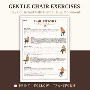 K&ouml;nnte beinhalten: Ein gedruckter Leitfaden mit dem Titel "GENTLE CHAIR EXERCISES" mit Anweisungen f&uuml;r Senioren und Anf&auml;nger. Der Leitfaden enth&auml;lt Illustrationen und Beschreibungen f&uuml;r &Uuml;bungen wie Seitbeugen, Fahrradfahren, Ellbogen zum Knie, seitliches Beinheben und Brust&ouml;ffner. Der Text "PRINT FOLLOW TRANSFORM" steht unten.
