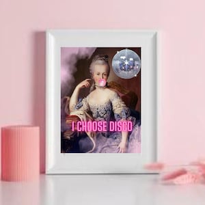 Op de afbeelding: Een ingelijste print van een vrouw in een blauwe en witte jurk met een roze bel in haar mond. Op de achtergrond is een discobal te zien. De tekst "I CHOOSE DISCO" is onder de vrouw afgedrukt.