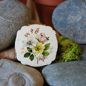 Vintage pressed loose powder compact, white floral design, square compact scalloped edges. 1960&#39;s Melissa Made in England
