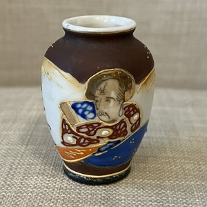 Ockuperad japansk miniatyrporslinsvas handmålad Moriage med förgyllning 2,75"H 1,75"B (vid den bredaste punkten)