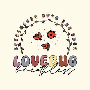 Puede incluir: Un diseño gráfico colorido con el texto "Speechless over the edge Lovebug breathless" en un arcoíris de colores. El diseño presenta tres mariquitas con manchas negras y cuerpos rojos.