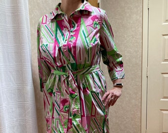 1990s Y2K vintage Shirtdress in bright pink and green floral geometric print. Dress with tie belt. Stretch cotton XL plus size. Spring dress