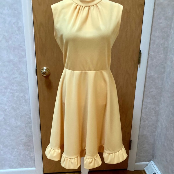 1960s vintage yellow knit Dalton sleeveless dress. Fit and flare rounded ruffle at bottom. Yellow Swing style circle skirt dress. Size 12