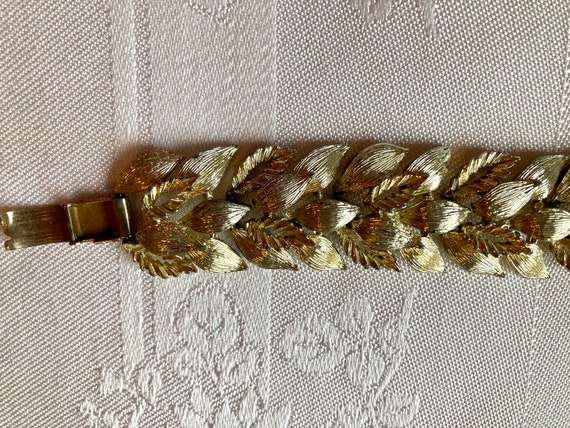 50s 60s vintage Lisner gold tone bracelet with le… - image 1