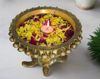 Ciotola Urli in ottone tartarugato con campanelli / Ciotola per fiori galleggiante / Decorazione per la casa indiana / Sala Pooja / Regalo Diwali / Regalo di inaugurazione della casa / Regalo di nozze