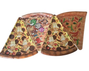 Juego de 4 platos con forma de rebanada de pizza de Deborah Mallow, estilo años 90, con diseño retro.