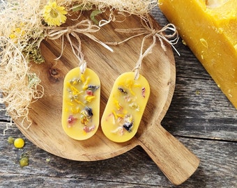 2 sachets scented with natural beeswax flowers. Non-toxic cabinet freshener with dried flowers and essential oils.