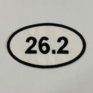 Gesticktes Abzeichen oder Patch 26.2 Miles, Classic White & Schwarz, Aufnäher zum Aufbügeln