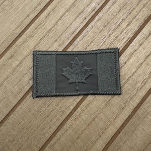 Donkergrijze geborduurde Canadese vlagpatch: esdoornbladapplicatie
