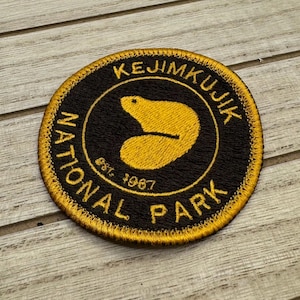 ケジムクジク国立公園の刺繍パッチ | アイロン接着、縫い付けバッジ | バックパッキング、ハイキング、探検のためのカナダ旅行 | カナダの公園