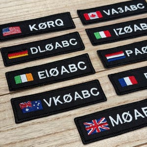 Etiqueta de identificação personalizada bordada para rádio amador, com seu indicativo de chamada, EUA | Canadá. Perfeita para equipamentos ou mochilas de emergência. Pode ser fixada com ferro de passar ou velcro.