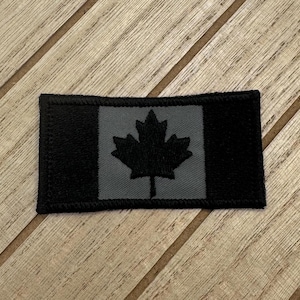 Geborduurde patch Canadese vlag: zwart en grijs esdoornblad