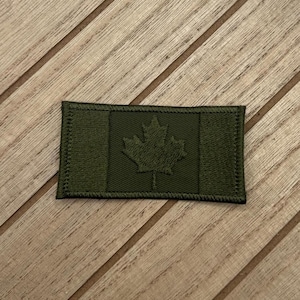 Olijfgroen geborduurde patch Canadese vlag: esdoornbladapplicatie