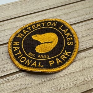 ウォータートン・レイクス国立公園の刺繍パッチ | アイロン接着、縫い付けバッジ | バックパッキング、ハイキング用のカナダ旅行パッチ | カナダ公園