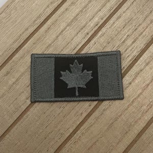 Geborduurde patch Canadese vlag: donkergrijs esdoornblad, tweekleurig