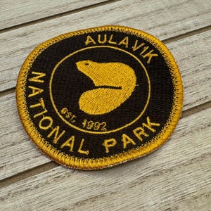 オーラヴィク国立公園刺繍パッチ | アイロン接着 | 縫い付けバッジ | カナダ旅行パッチ | バックパッキング、ハイキング、探検 | カナダ