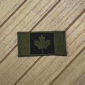Geborduurde patch Canadese vlag: olijfgroen esdoornblad