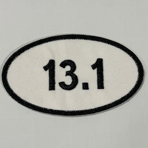 Halbmaraton Läuft Gesticktes Abzeichen oder Patch 13.1 Miles, Classic White & Schwarz, Aufnäher zum Aufbügeln