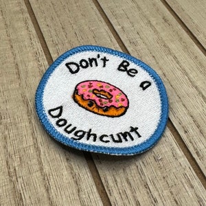 Toppa ricamata Doughcunt: distintivo di merito divertente per adulti