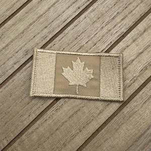 Kaki geborduurde patch Canadese vlag: esdoornbladappliqué