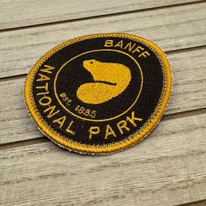 バンフ国立公園刺繍パッチ | アイロン接着、縫い付けバッジ | バックパッキング、ハイキング、探検に最適なカナダ旅行パッチ | カナダ公園