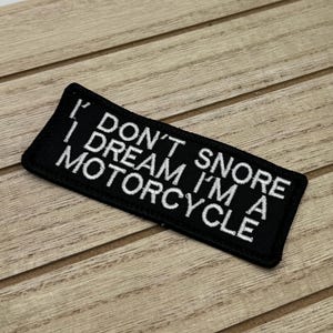 Puede incluir: Parche bordado negro con texto blanco que dice "No ronco, sueño que soy una motocicleta".