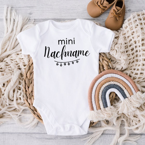 Mini + Nachname Baby Bodysuit, Personalisierbarer Babybody Baumwolle, Dein Name auf Baby Bodysuit, Geschenk neue Eltern, Geschenk Geburt