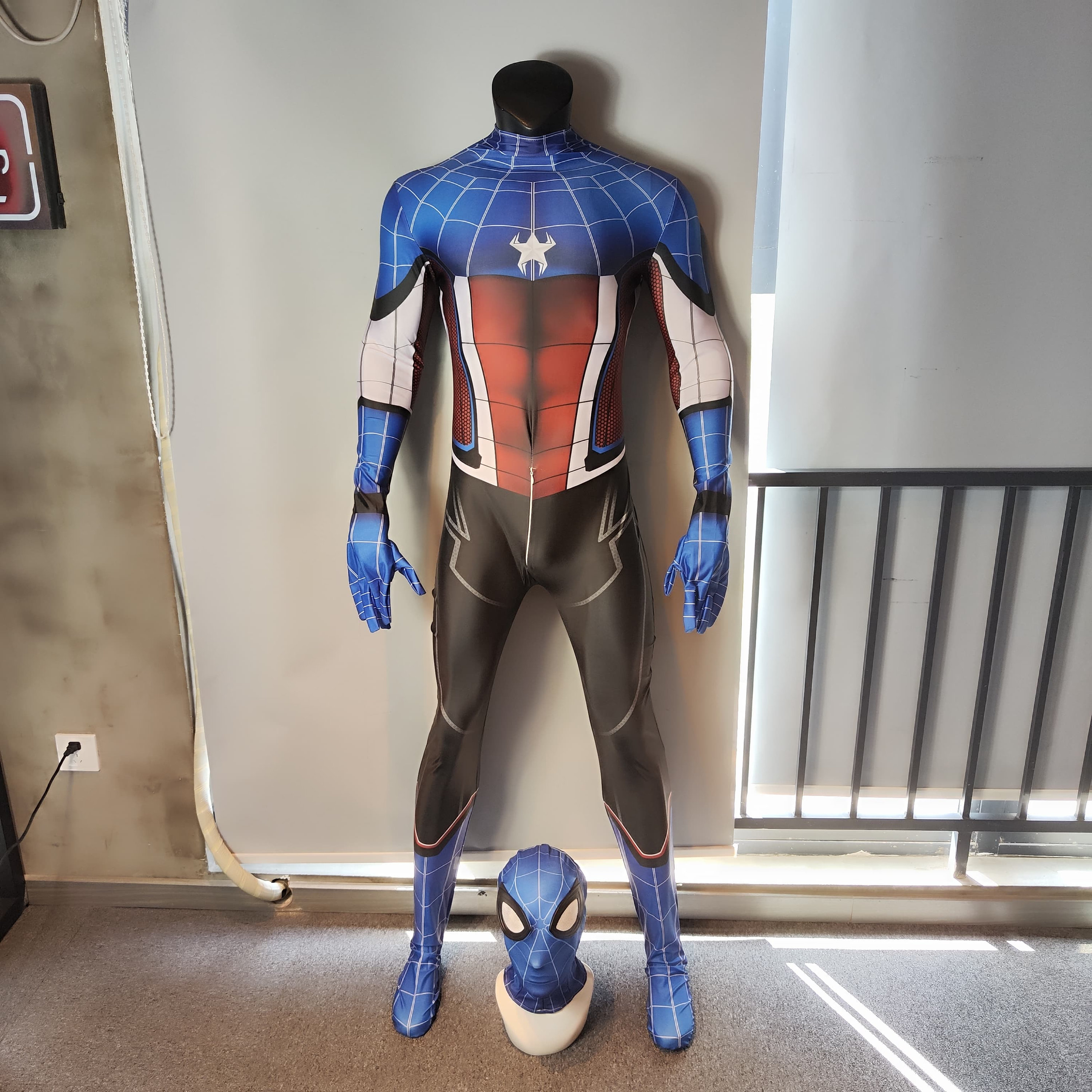 Promo Combinaison Spiderman Ou Captain America Homme chez Carrefour Market