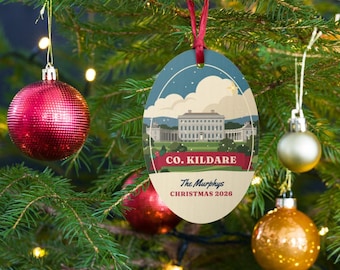 Personalisierter Weihnachtsschmuck aus County Kildare, Holzkugel mit Castletown House-Motiv, Ornament mit irischem Familiennamen, Geschenk aus Kildare