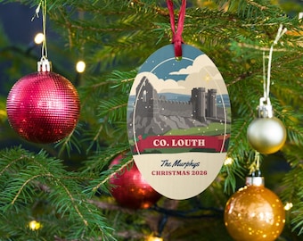 Personalisierte Weihnachtskugel aus County Louth, Holzkugel mit Schloss Roche, Ornament mit irischem Familiennamen, Geschenk aus Louth