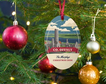 Personalisierter Weihnachtsschmuck aus der Grafschaft Offaly, Holzkugel aus Clonmacnoise, Schmuck mit irischem Familiennamen, Geschenk aus Offaly