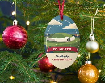 Personalisierter Weihnachtsschmuck aus County Meath, Holzkugel aus Newgrange, Ornament mit irischem Familiennamen, Geschenk aus Meath