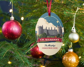 Personalisierter Weihnachtsschmuck aus County Kilkenny, Holzkugel mit Kilkenny Castle-Motiv, Ornament mit irischem Familiennamen, Geschenk aus Kilkenny