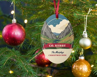 Personalisierter Weihnachtsschmuck aus County Kerry, Holzkugel „Gap of Dunloe“, Ornament mit irischem Familiennamen, Geschenk aus Kerry