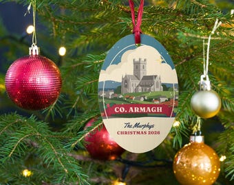 Personalisierter Weihnachtsschmuck aus der Grafschaft Armagh, Holzkugel der St. Patrick’s Cathedral, Ornament mit irischem Familiennamen, Geschenk aus Armagh