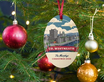 Personalisierter Weihnachtsschmuck aus Westmeath, Holzkugel mit Athlone Castle, Ornament mit irischem Familiennamen, Geschenk aus Westmeath