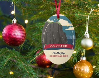 Personalisierter Weihnachtsschmuck aus County Clare, Holzkugel mit Motiv der Cliffs of Moher, Schmuck mit irischem Familiennamen, Geschenk aus County Clare