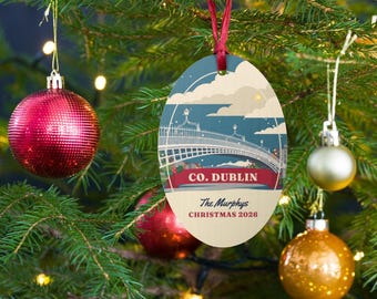 Personalisierter Weihnachtsschmuck aus Dublin, Ha'penny Bridge-Holzkugel, Schmuck mit irischem Familiennamen, Dublin-Geschenk