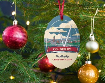 Personalisierter Weihnachtsschmuck aus County Derry, Holzkugel mit Friedensbrücke, Ornament mit irischem Familiennamen, Geschenk aus Derry