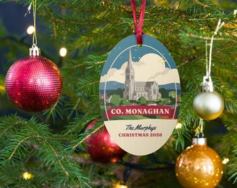 Personalisierter Weihnachtsschmuck aus County Monaghan, Holzkugel aus der St. Macartan's Cathedral, Ornament mit irischem Familiennamen, Geschenk aus Monaghan