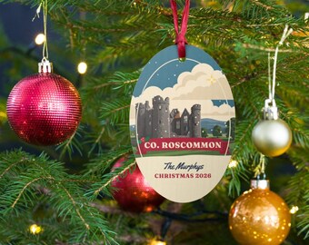 Personalisierter Weihnachtsschmuck aus der Grafschaft Roscommon, Holzkugel mit Roscommon Castle, Ornament mit irischem Familiennamen, Geschenk aus Roscommon