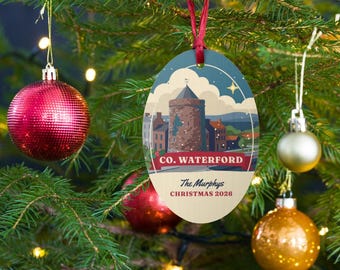 Personalisierter Weihnachtsschmuck aus der Grafschaft Waterford, Holzkugel mit Reginald's Tower, Ornament mit irischem Familiennamen, Geschenk aus Waterford