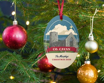 Personalisierter Weihnachtsschmuck aus County Cavan, Holzkugel mit Drumlane Abbey-Motiv, Ornament mit irischem Familiennamen, Geschenk aus Cavan